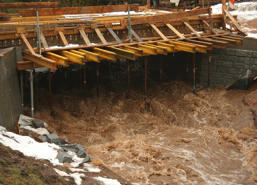 Hochwasser bei Brückenbauarbeiten