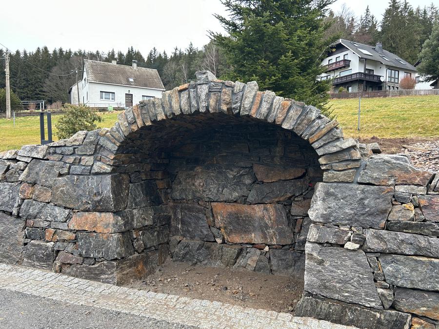 Nebau Stützwandanlage mit Großformat-Natursteinen in Rittersgrün